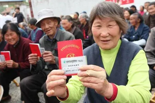 农民是否应该领退休金?专家回应